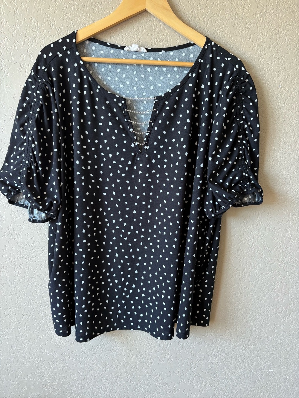 Como BLU Woman's Black White Polka Dot Short Sleeve Blouse Jeweled Neck 3X
